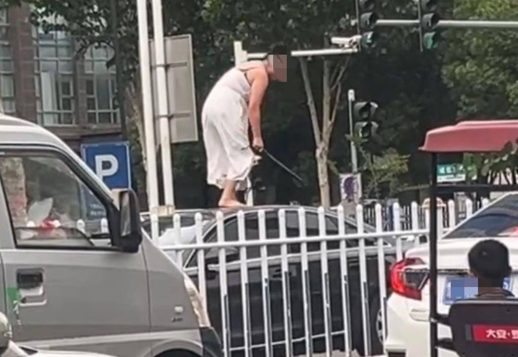 女子持械当街打砸多辆轿车<strong></p>
<p>bcex交易平台打不开</strong>，被顶在挡风玻璃上前行，当地：女子当场被控制，警方介入调查