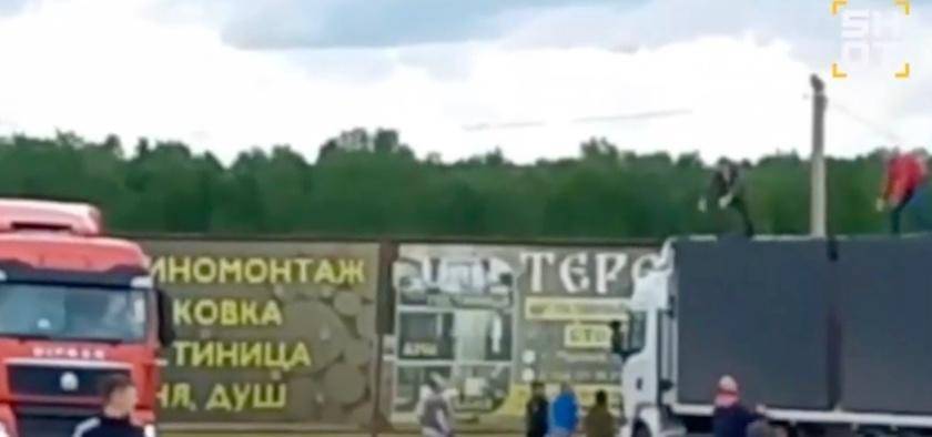 画面流出：俄民众爬上卡车顶部，试图用石头阻止无人机起飞