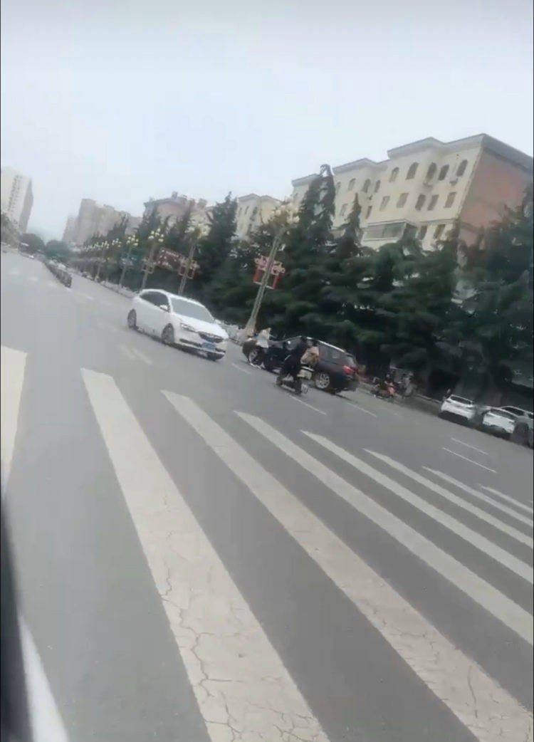 宝鸡一社区书记闹市飞车追撞女子<strong></p>
<p>买币平台</strong>，两路人遭殃送医，警方已介入