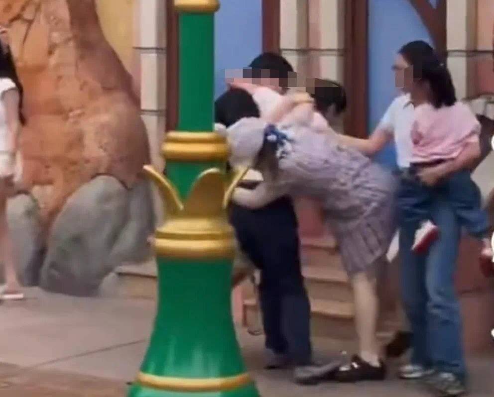 上海迪士尼游客打架<strong></p>
<p>买币平台</strong>，属地部门：因孩子进入对方取景框引起冲突