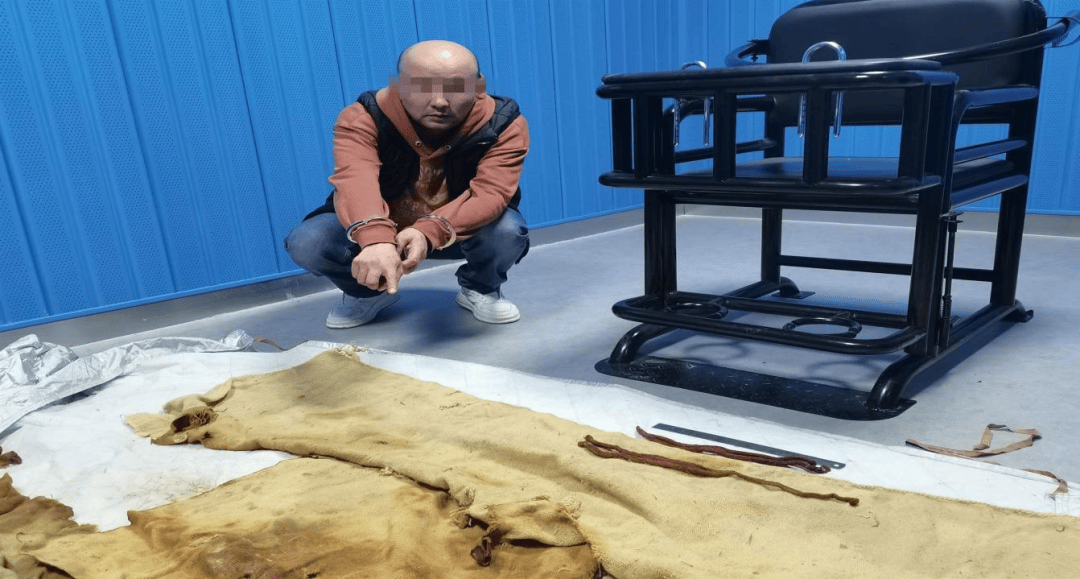 男子从干尸上扯下“裹尸布”<strong></p>
<p>币安交易平台网站</strong>，保存20年后拿出来卖？