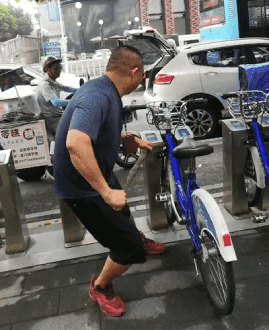 女游客疑被蛇咬伤身亡后<strong></p>
<p>币安交易平台网站</strong>，博主“啊宝”讲毒蛇1天涨粉190万