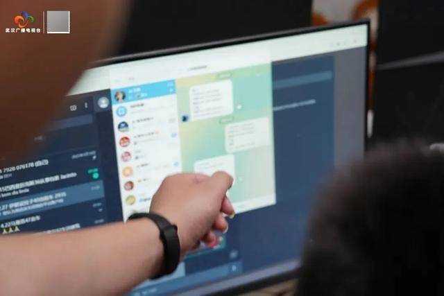 破门而入<strong></p>
<p>币安交易平台网站</strong>！武汉警方一举抓获32名“白富美”