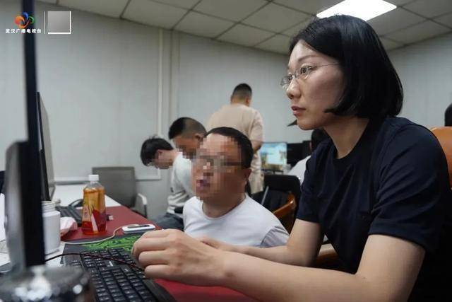 破门而入<strong></p>
<p>币安交易平台网站</strong>！武汉警方一举抓获32名“白富美”