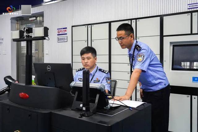 破门而入<strong></p>
<p>币安交易平台网站</strong>！武汉警方一举抓获32名“白富美”