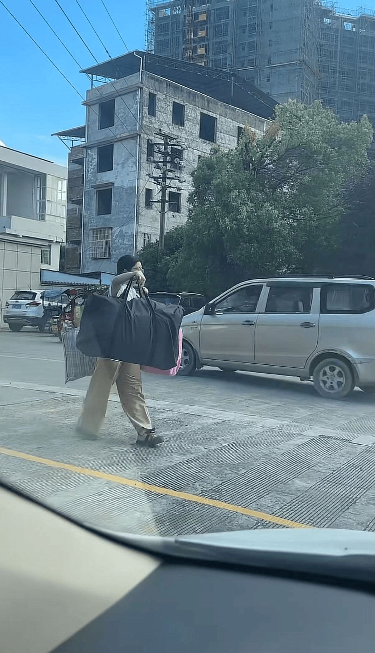 广西一女生高考结束后独自挑行李回家感动全网<strong></p>
<p>bzcash交易平台</strong>，学校：她很朴实，老师们评价都很高
