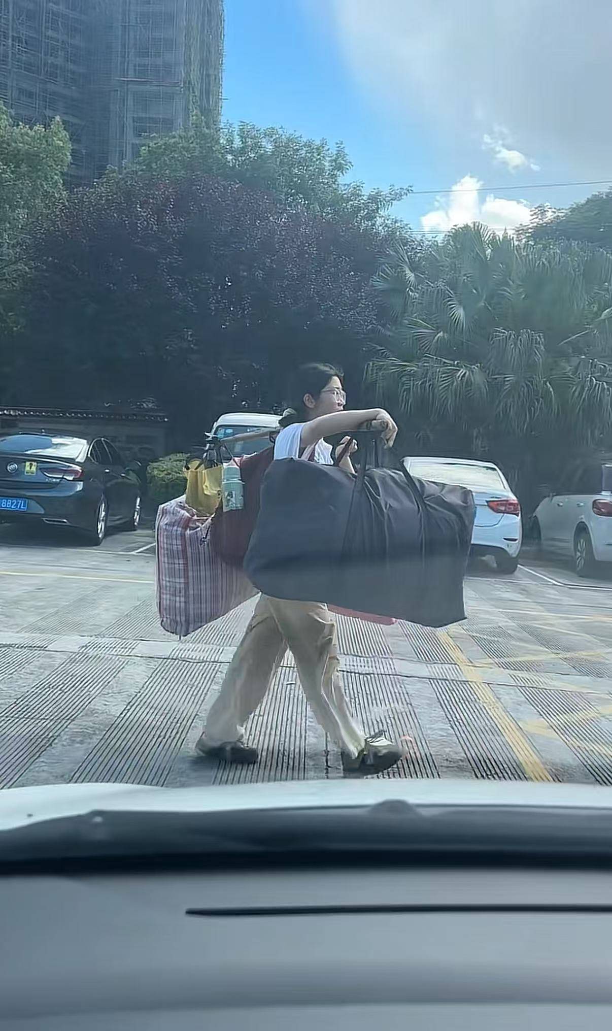 广西一女生高考结束后独自挑行李回家感动全网<strong></p>
<p>bzcash交易平台</strong>，学校：她很朴实，老师们评价都很高