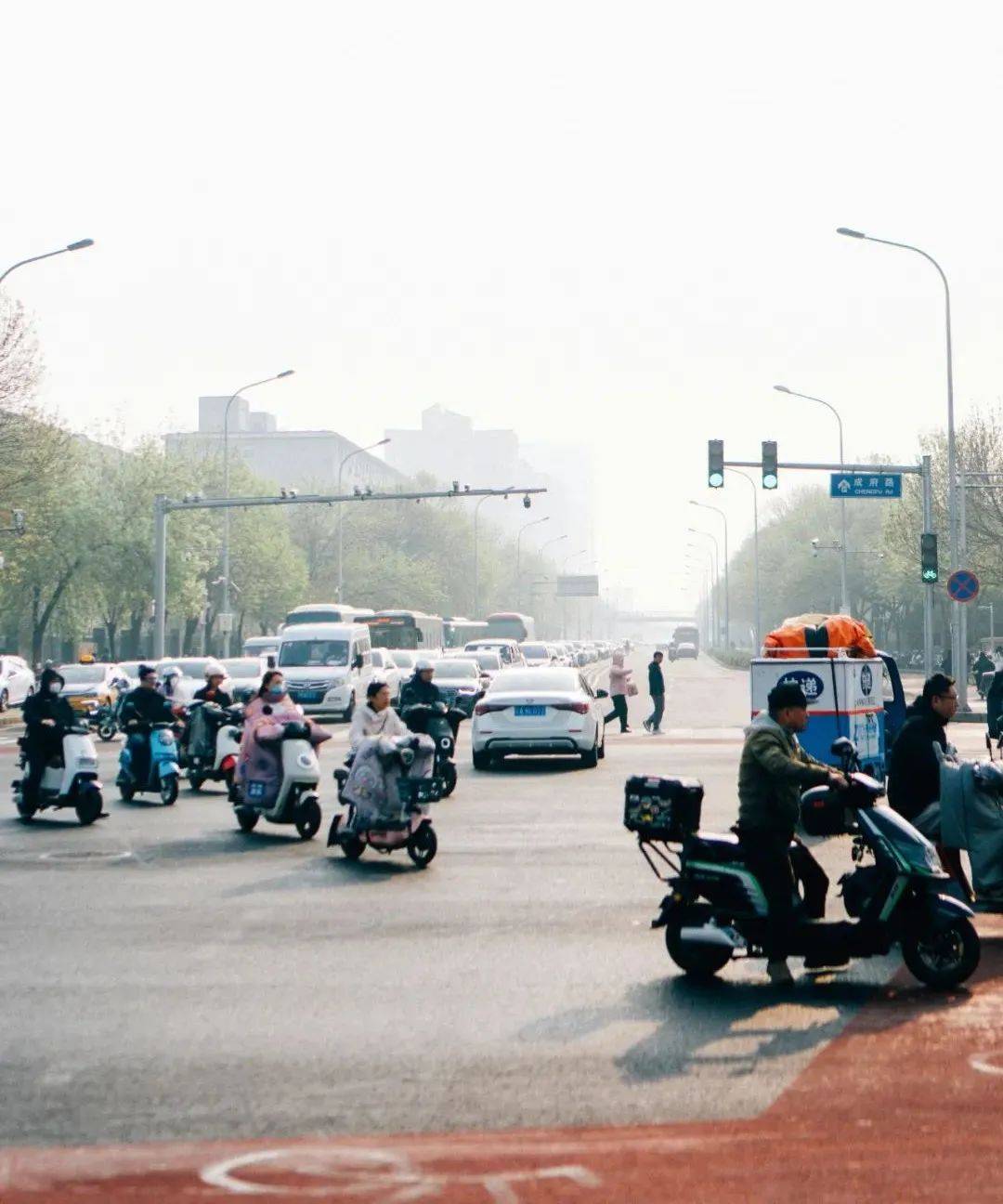 再有钱的北京白领<strong></p>
<p>币安交易平台下载</strong>，也得穿“电驴套装”