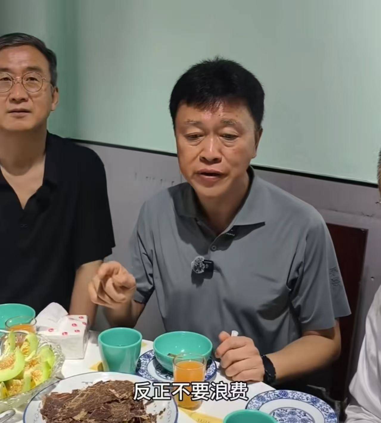 区委书记请客吃饭<strong></p>
<p>exx交易平台</strong>，正常消费不怕大大方方展示 | 新京报快评