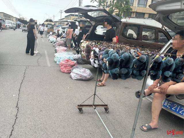 实探衡水盗版LABUBU大集：像卖菜一样摆摊卖<strong></p>
<p>网络虚拟交易平台</strong>，商家称如今订单变少生意难做