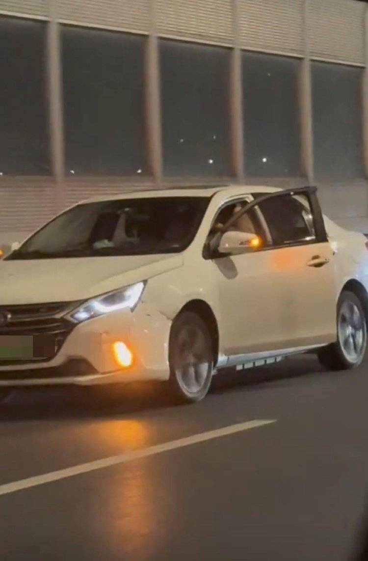 杭州一轿车在高架上开着车门行驶，后排女子疑和男司机打架，交警回应