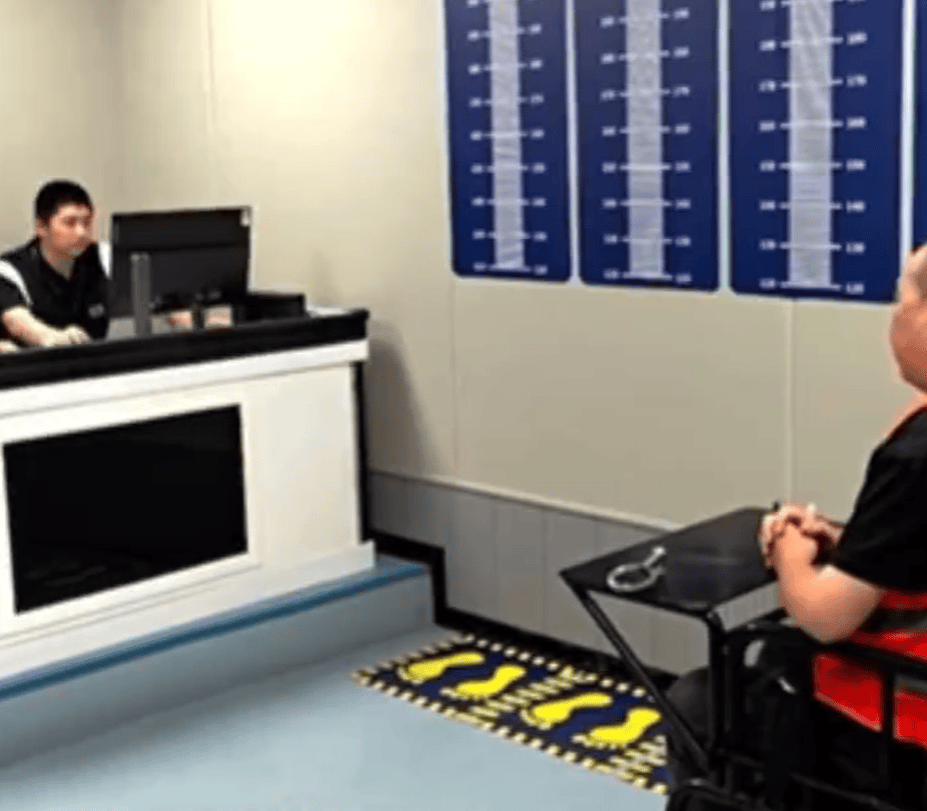 2名男子拖着大型行李箱过安检<strong></p>
<p>什币数字币交易平台</strong>，被发现装有400万元现金，结局令人舒适