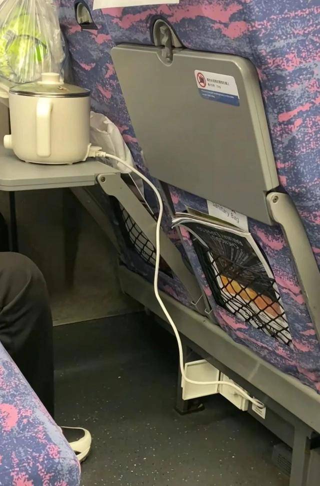 乘客在高铁上使用小型电煮锅<strong></p>
<p>bitmex交易平台app</strong>？12306回应：可以带但不能使用