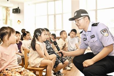 民警化身幼师给孩子上暑假安全课