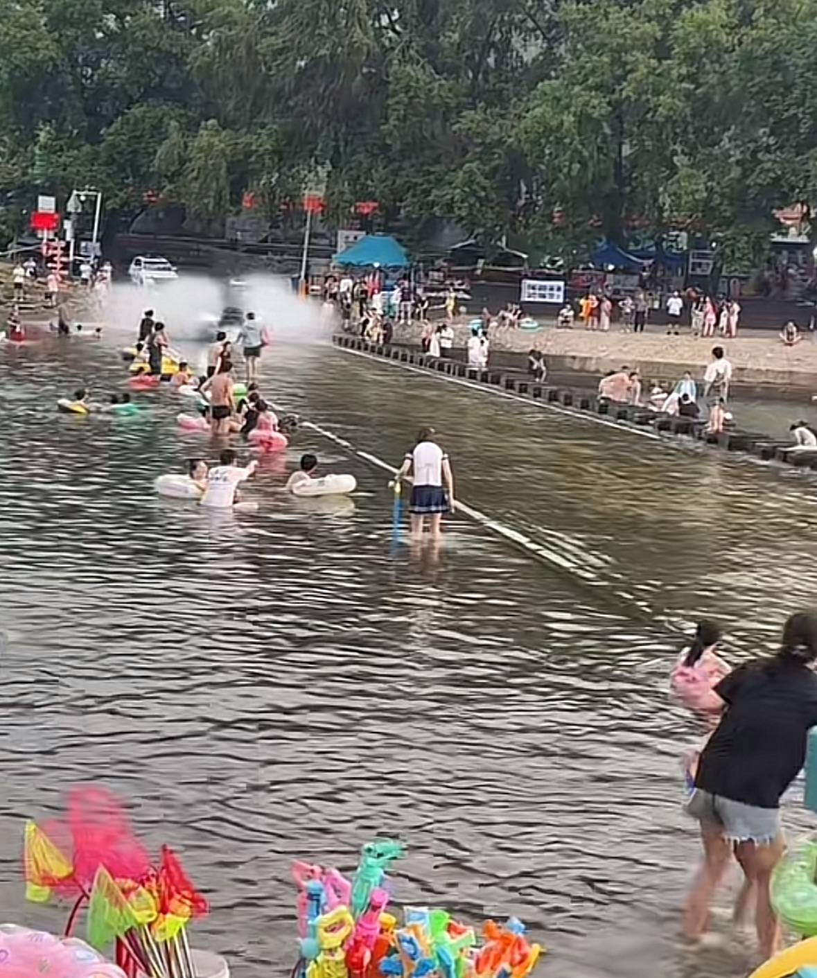 安徽宣城一度假村皮卡高速冲刺溅起水花后撞上前车<strong></p>
<p>币海平台</strong>，度假村：人没事，小孩玩水车门没关