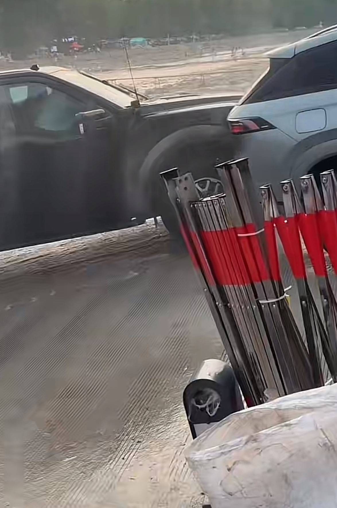 安徽宣城一度假村皮卡高速冲刺溅起水花后撞上前车<strong></p>
<p>币海平台</strong>，度假村：人没事，小孩玩水车门没关