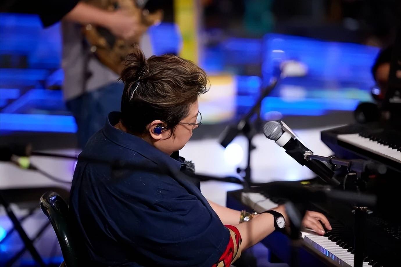 韩红宣布或将不再录制综艺：未来可能会过得很清贫，但请还给我艺术家的风骨