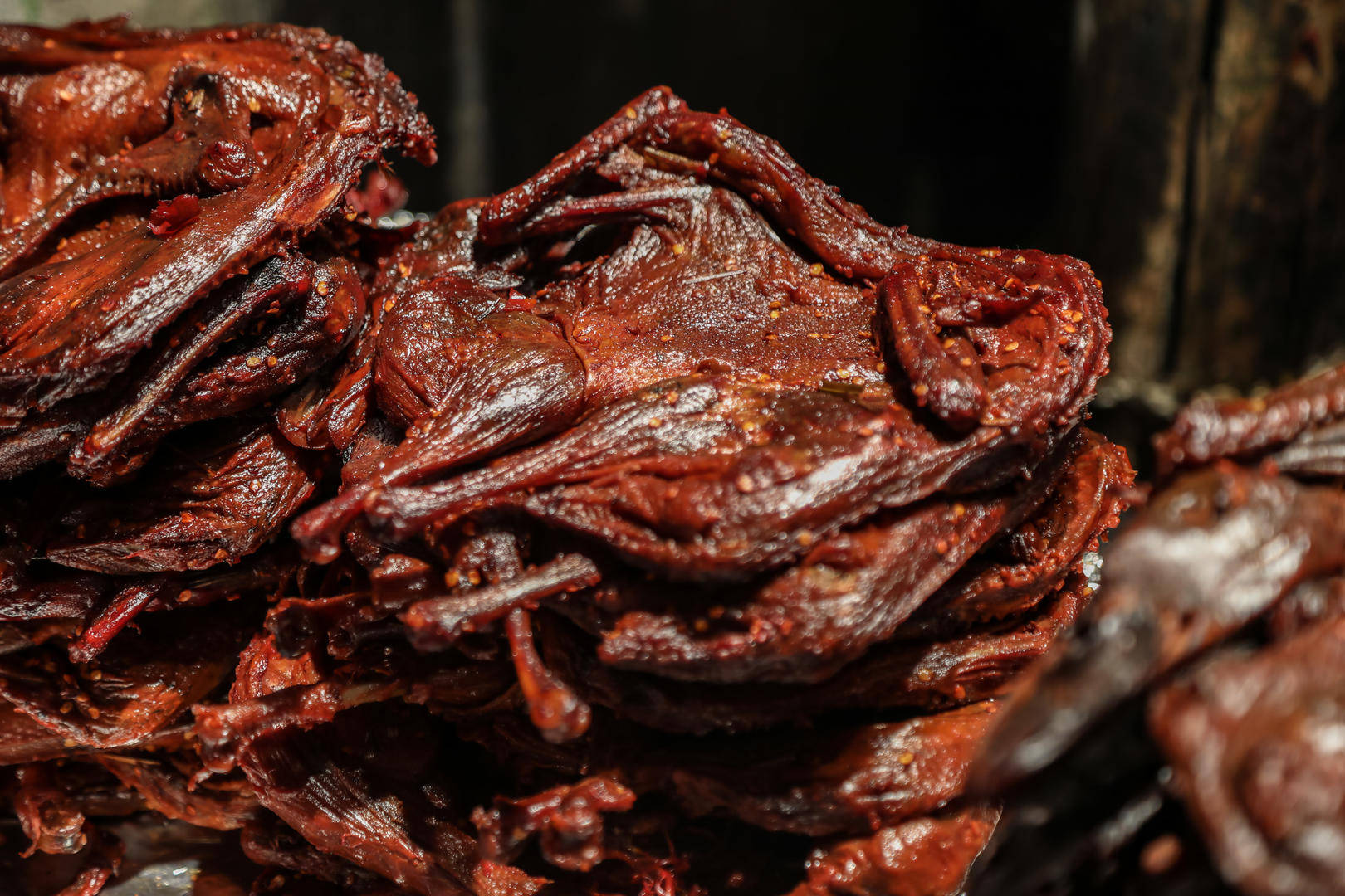 从越缅走私3万多只冻鸭制作酱板鸭<strong></p>
<p>全币</strong>！湖南5人一审获刑