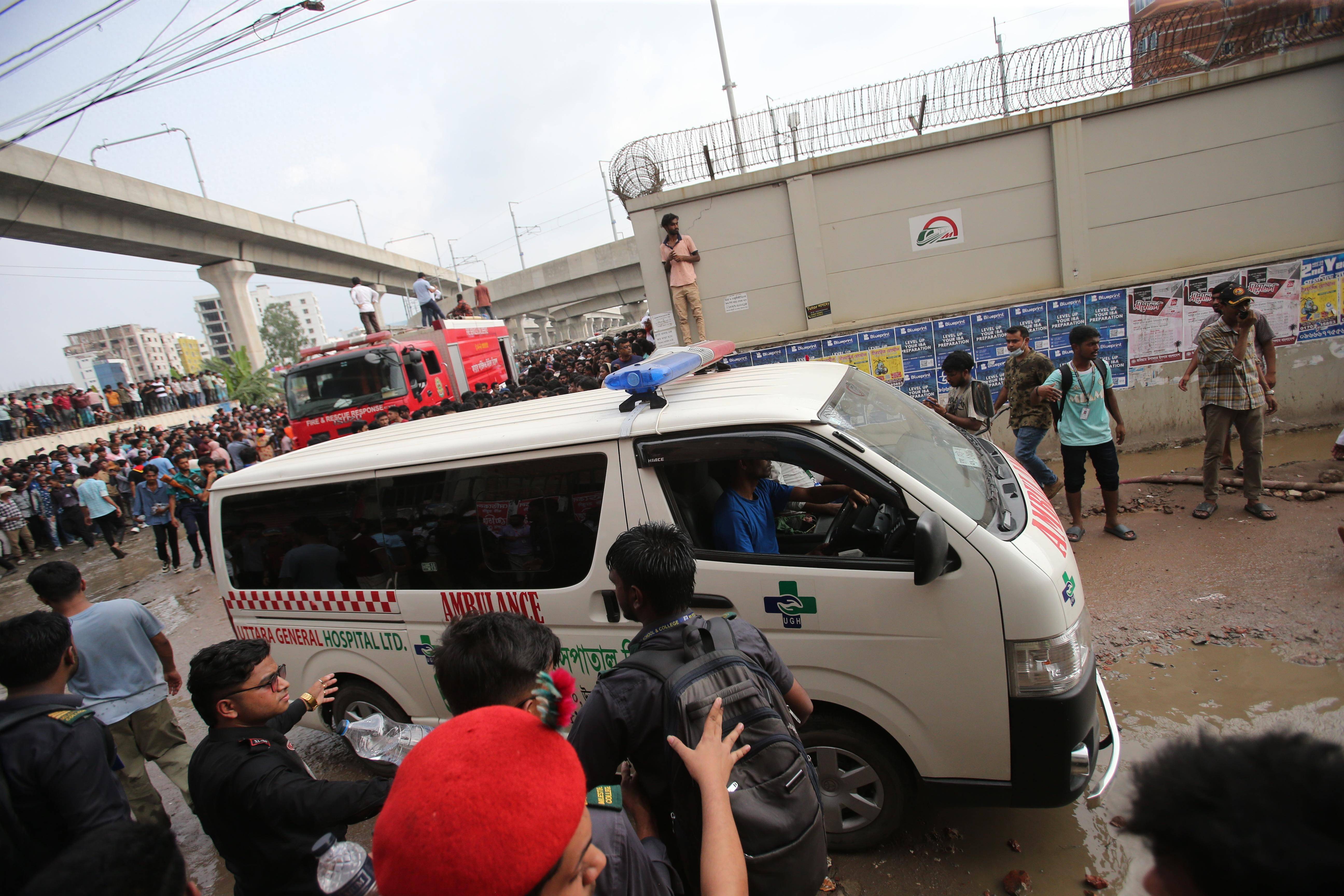 镜头直击|孟加拉国空军一教练机坠毁致百余人死伤