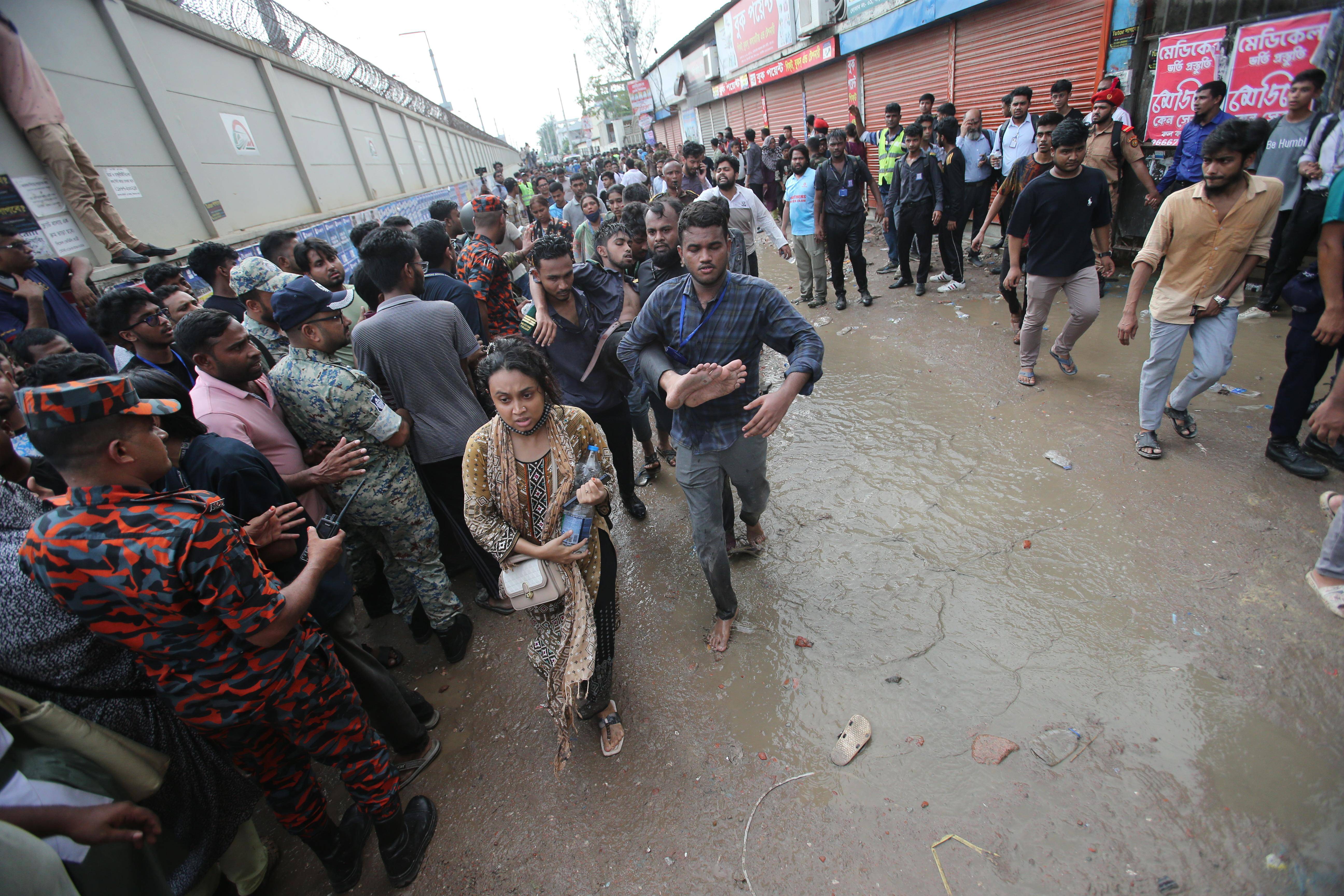 镜头直击|孟加拉国空军一教练机坠毁致百余人死伤