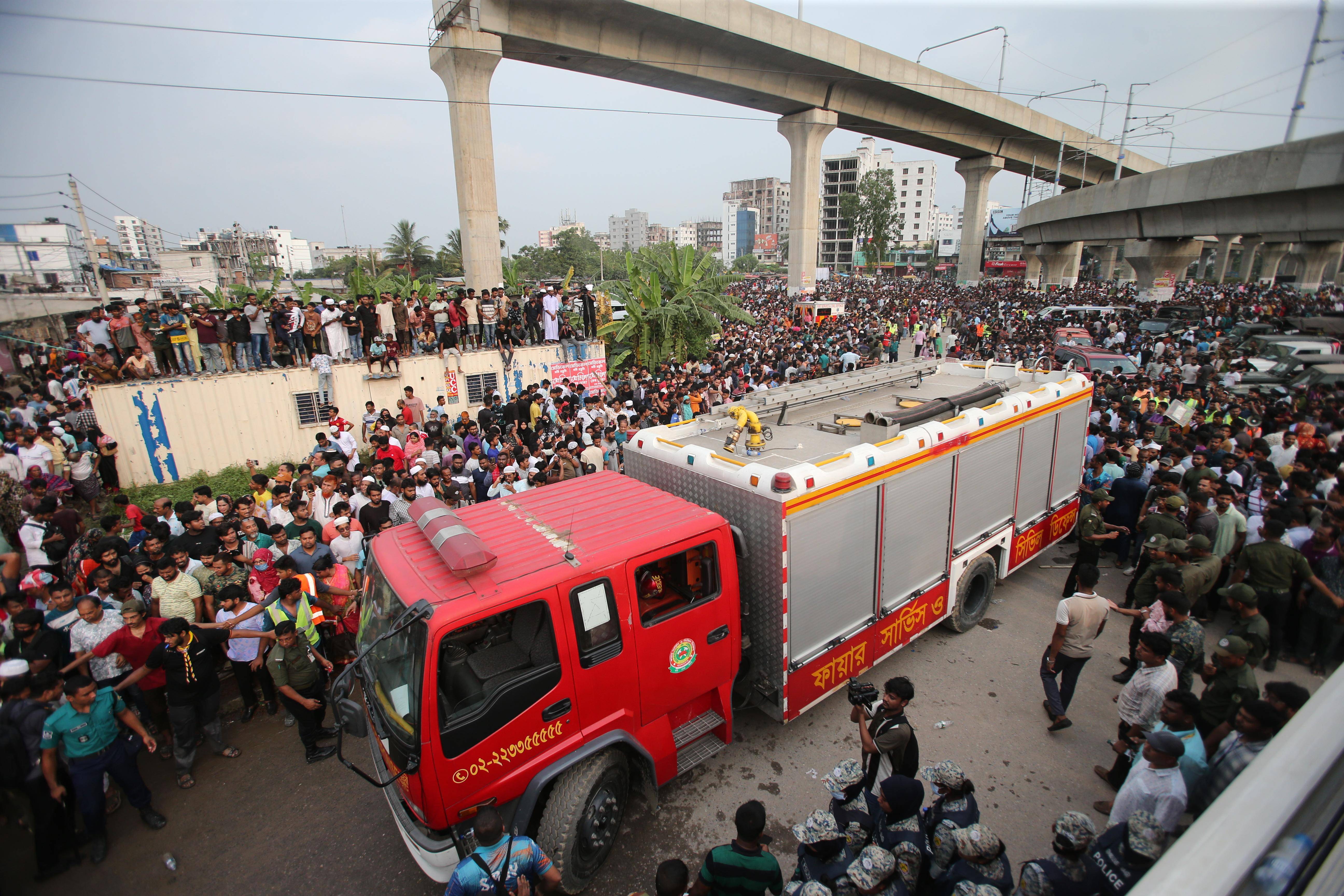 镜头直击|孟加拉国空军一教练机坠毁致百余人死伤
