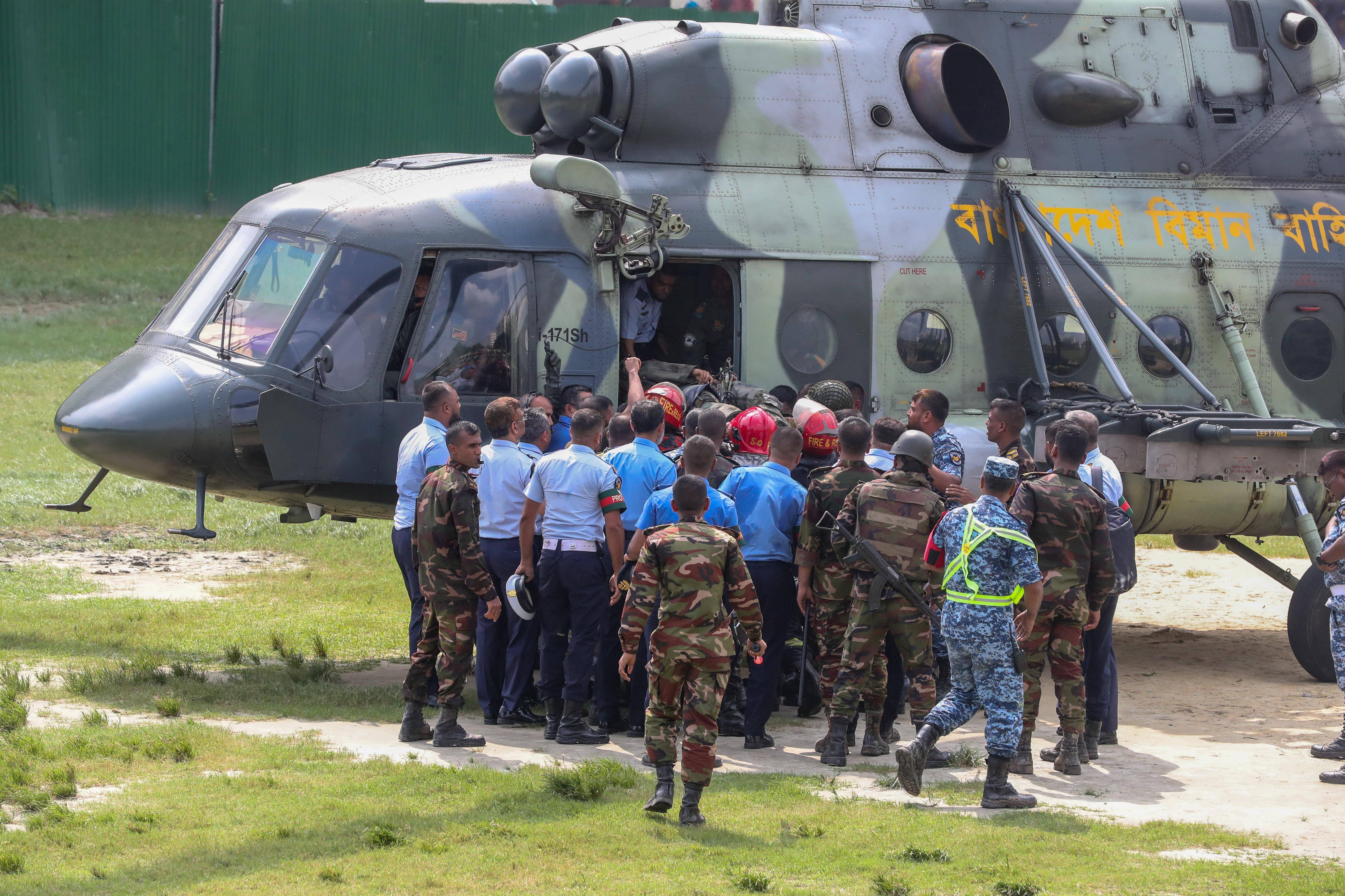 镜头直击|孟加拉国空军一教练机坠毁致百余人死伤