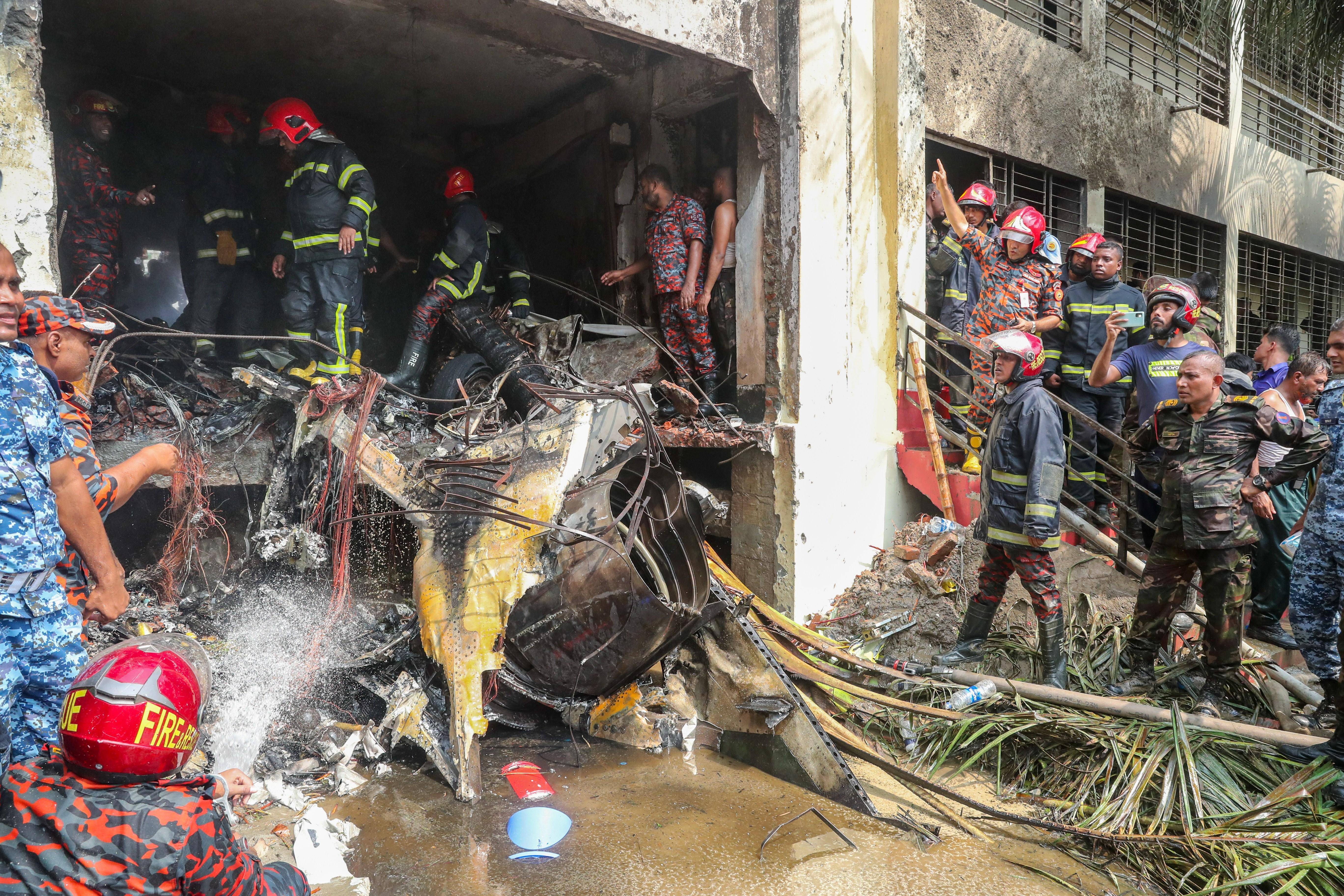 镜头直击|孟加拉国空军一教练机坠毁致百余人死伤