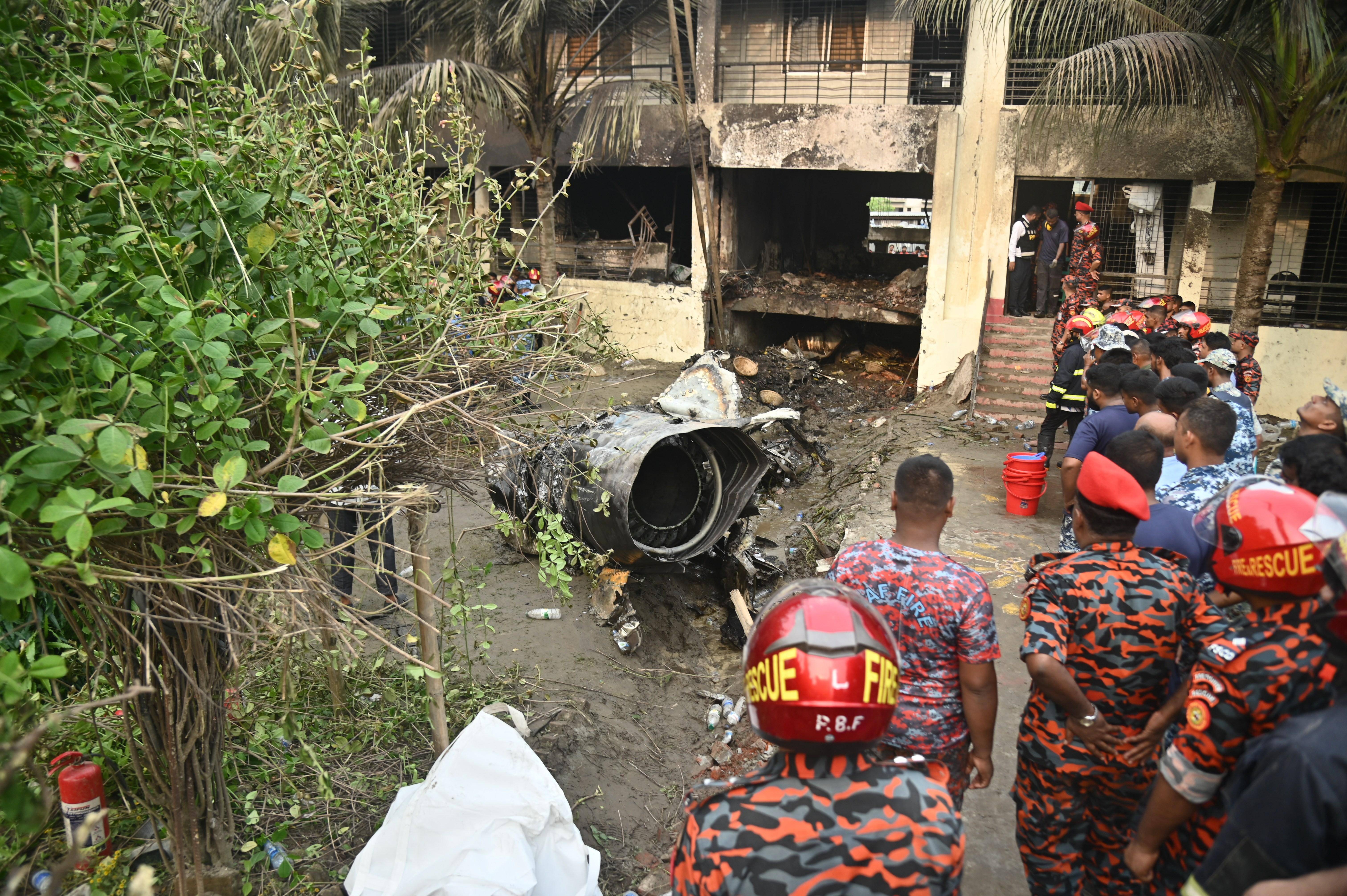 镜头直击|孟加拉国空军一教练机坠毁致百余人死伤