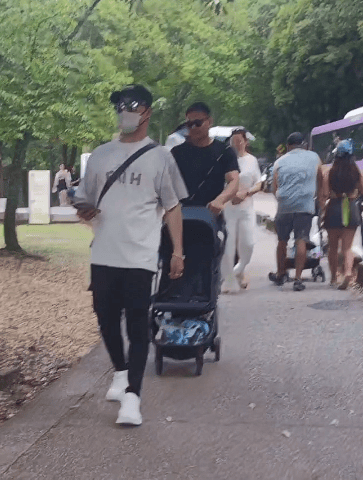 汪峰与森林北两家人同游日本<strong></p>
<p>送币</strong>，包括与章子怡所生的一对儿女，氛围相处融洽