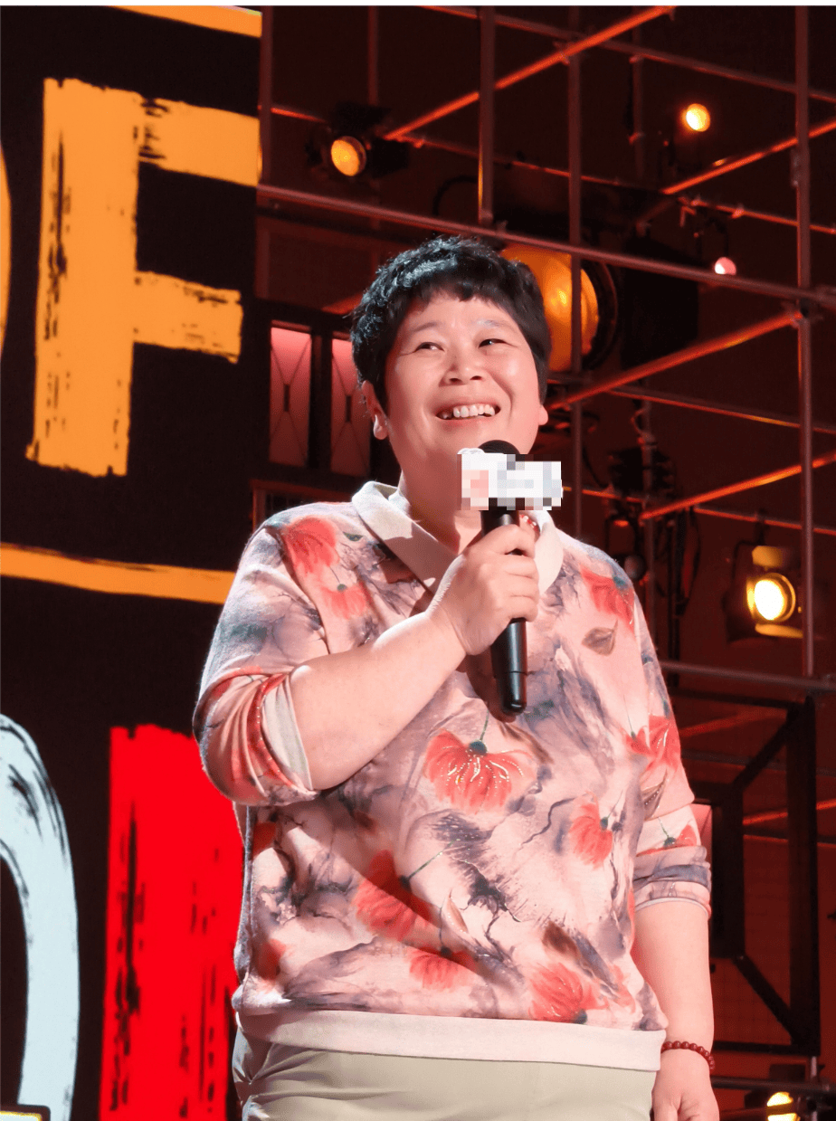 “绝经和出道同时来？”上海街头惊现她的巨幅海报<strong></p>
<p>送币</strong>！网友：笑着笑着就哭了