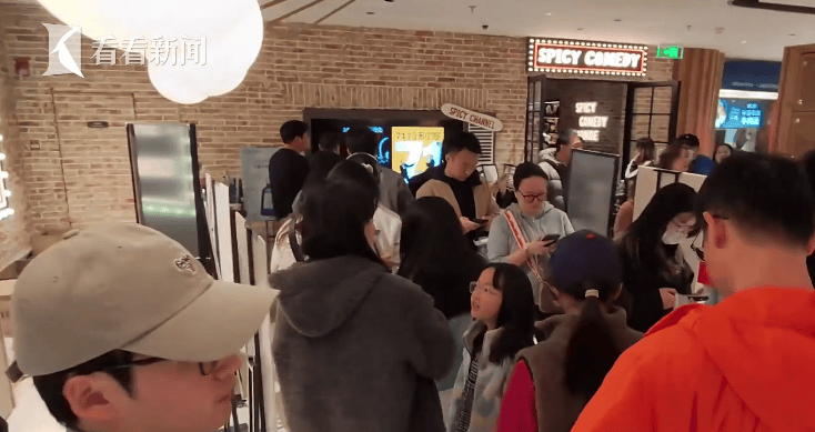 “绝经和出道同时来？”上海街头惊现她的巨幅海报<strong></p>
<p>送币</strong>！网友：笑着笑着就哭了