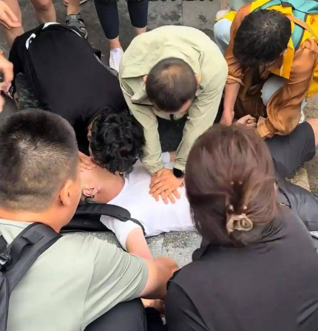 男子爬五台山时不幸身亡<strong></p>
<p>送币</strong>，多名游客曾跪地按压轮流施救