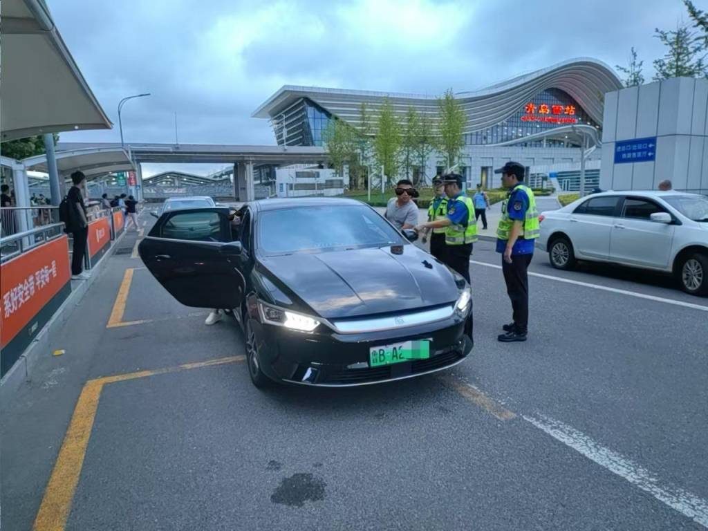 车不动计价器还在“跑”<strong></p>
<p>猎币网</strong>，青岛一辆出租车安装“跑得快”被查处