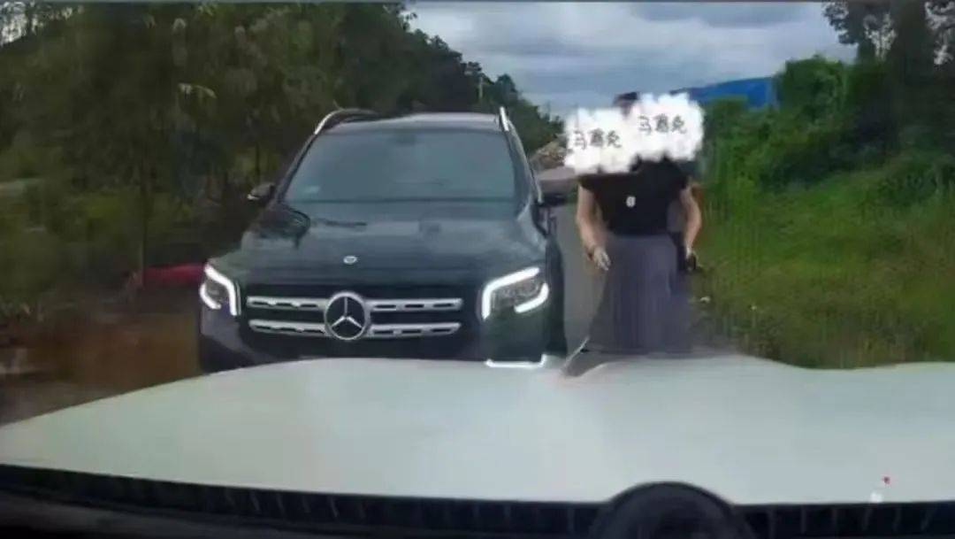 “奔驰女司机亮证逼迫让路”<strong></p>
<p>网币网</strong>，当地警方通报：成立工作组展开调查