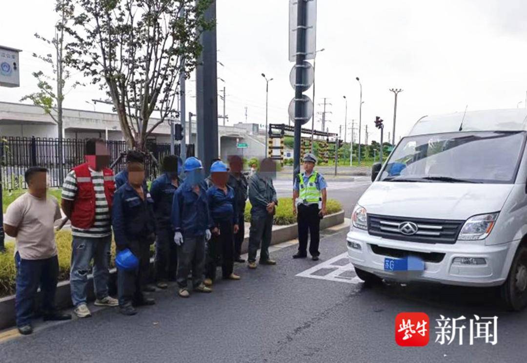 部分司机认为面包车的“优势”就是超员混载<strong></p>
<p>网币网</strong>，扬州开展面包车安全“黎明行动”