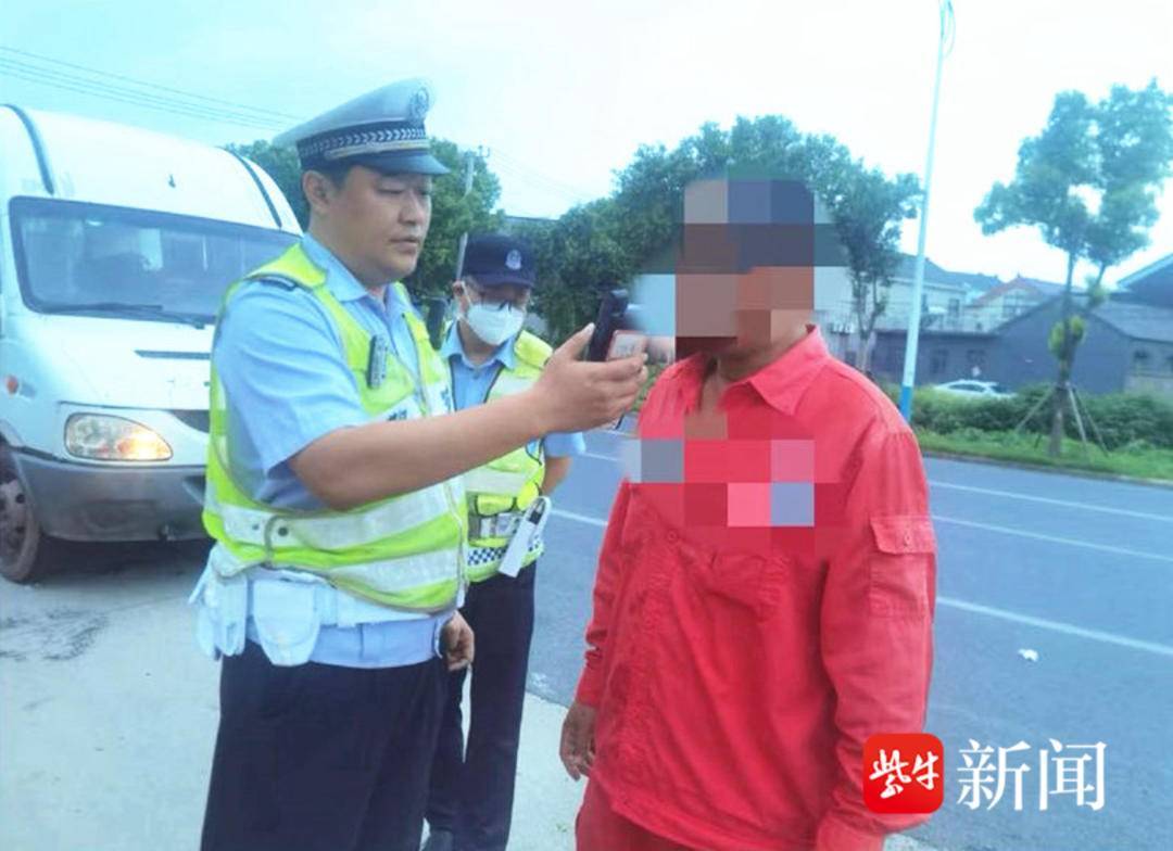 部分司机认为面包车的“优势”就是超员混载<strong></p>
<p>网币网</strong>，扬州开展面包车安全“黎明行动”