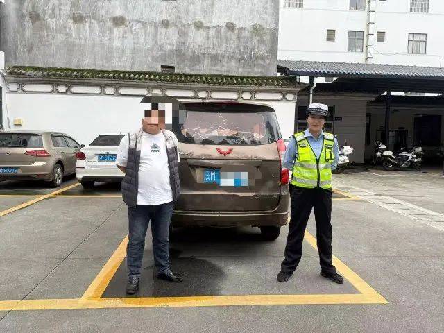 男子驾驶“鸡枞战车”满街跑<strong></p>
<p>抄币吧</strong>，交警紧急叫停！