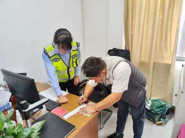 男子驾驶“鸡枞战车”满街跑<strong></p>
<p>抄币吧</strong>，交警紧急叫停！