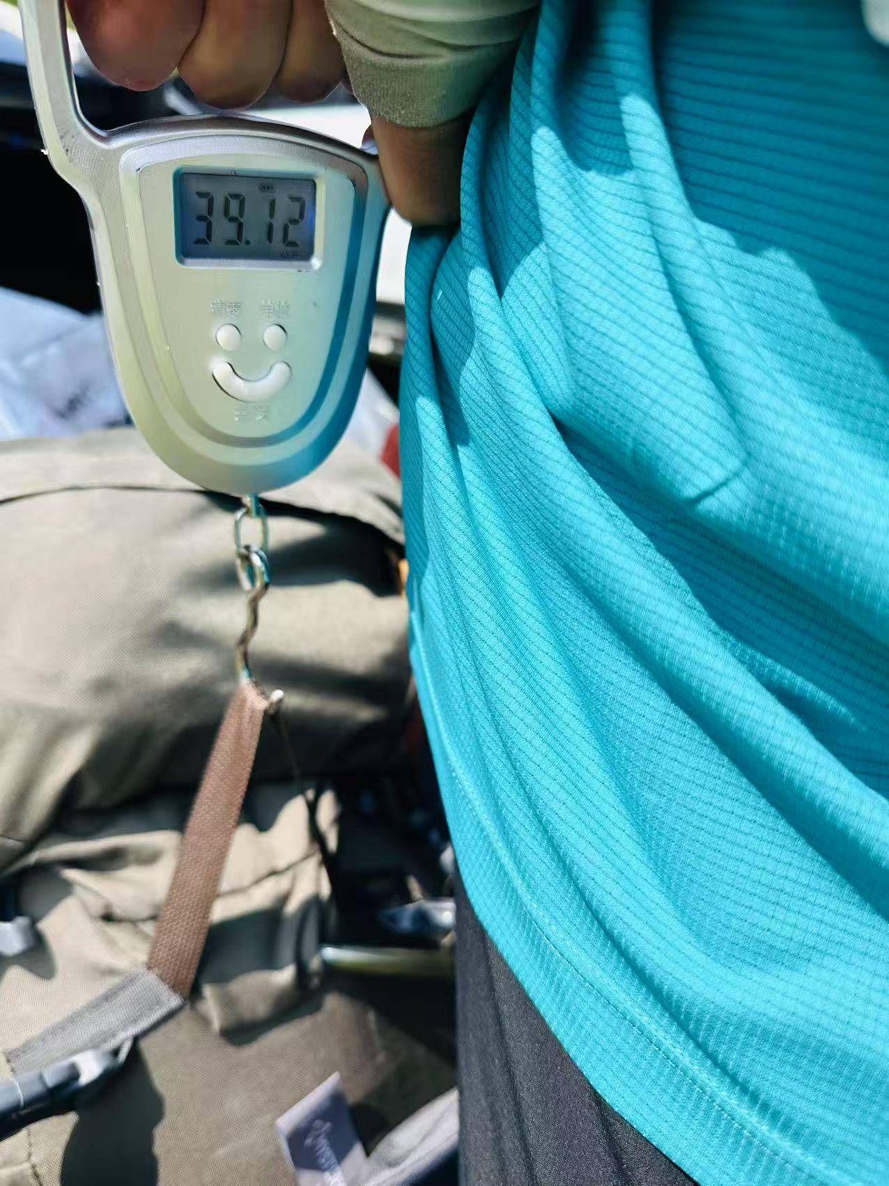 湖南一男子背40公斤蜜雪冰城上武功山售卖<strong></p>
<p>法币网</strong>，当事人：收入不多纯体验，当负重训练