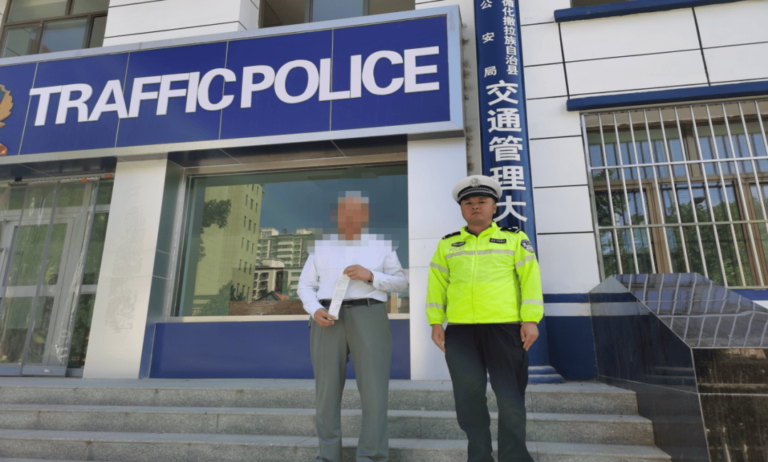 惊险<strong></p>
<p>中信全币通</strong>！青海一女童竟端坐在行驶中的轿车车顶！