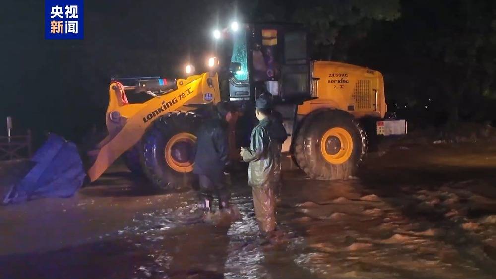甘肃榆中强降雨引发山洪 淤泥堆积道路 4000余人被困