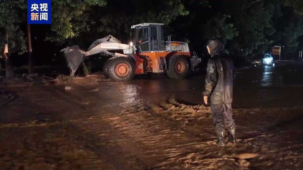 甘肃榆中强降雨引发山洪 淤泥堆积道路 4000余人被困