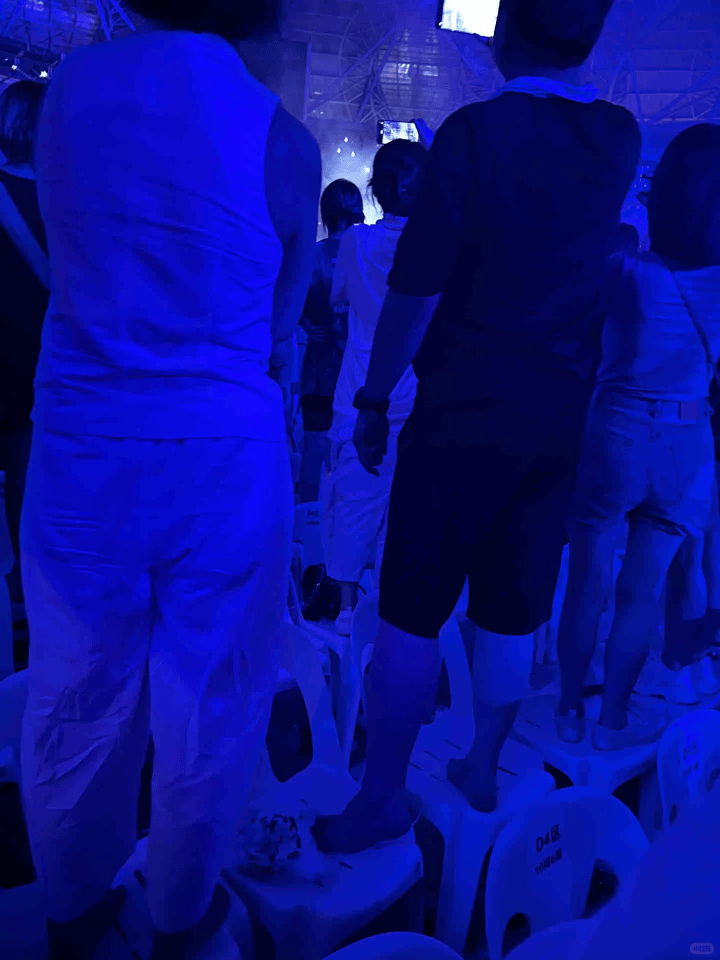 谢霆锋演唱会<strong></p>
<p>缅币换算</strong>，一对男女一直站着不肯坐下，引起公愤