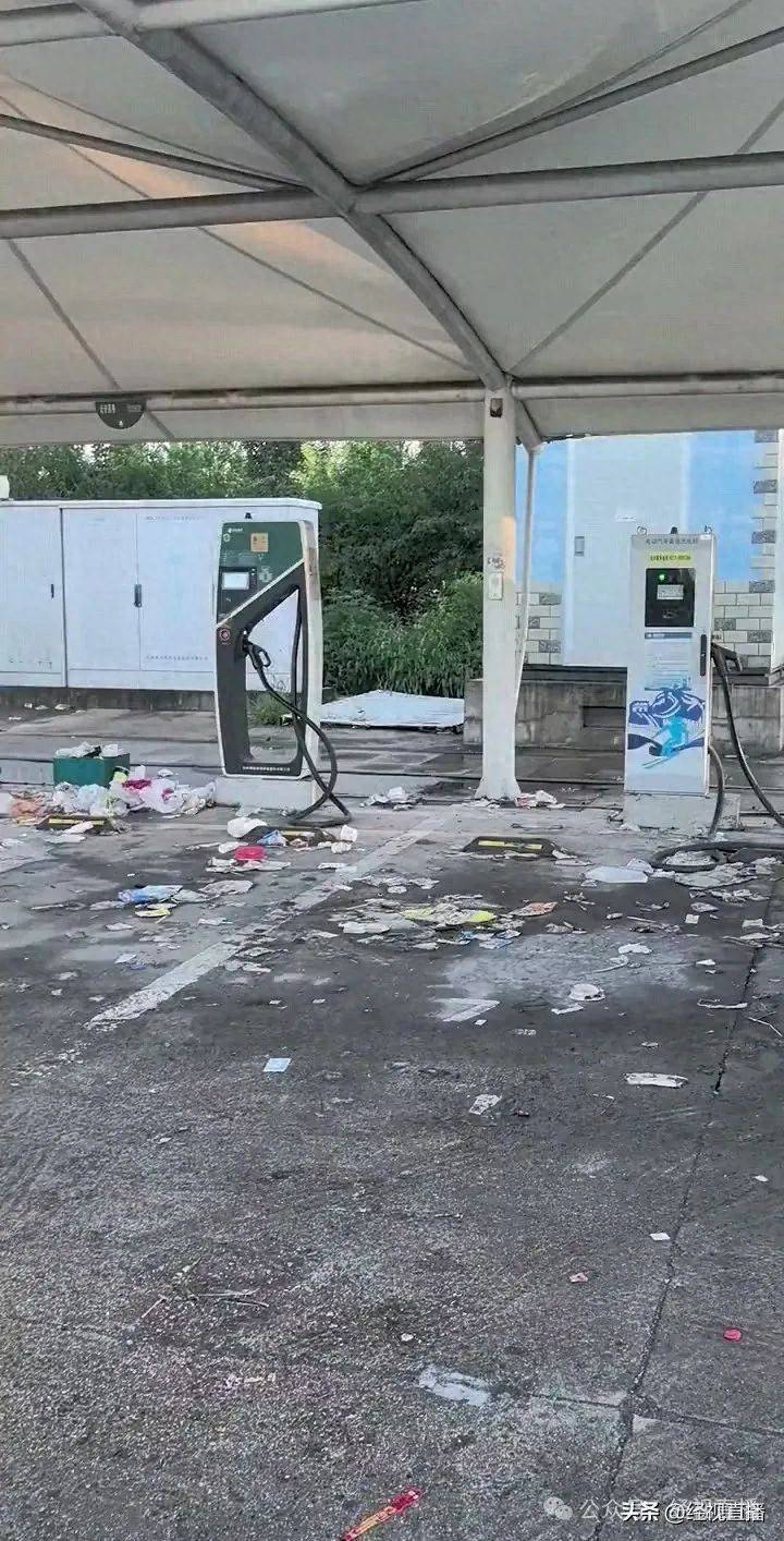 河北张家口一高速服务区垃圾成灾<strong></p>
<p>v币商城</strong>，休息区桌椅上堆满泡面桶，官方回应