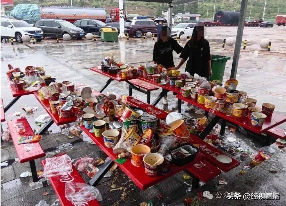 河北张家口一高速服务区垃圾成灾<strong></p>
<p>v币商城</strong>，休息区桌椅上堆满泡面桶，官方回应