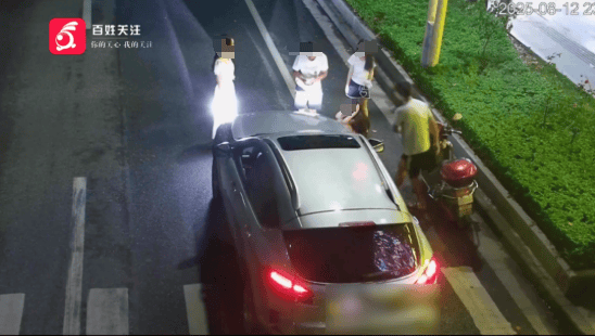 行人在斑马线上被SUV撞倒卷入车底<strong></p>
<p>诚币网</strong>，司机：我以为他们会让我……