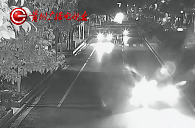 行人在斑马线上被SUV撞倒卷入车底<strong></p>
<p>诚币网</strong>，司机：我以为他们会让我……