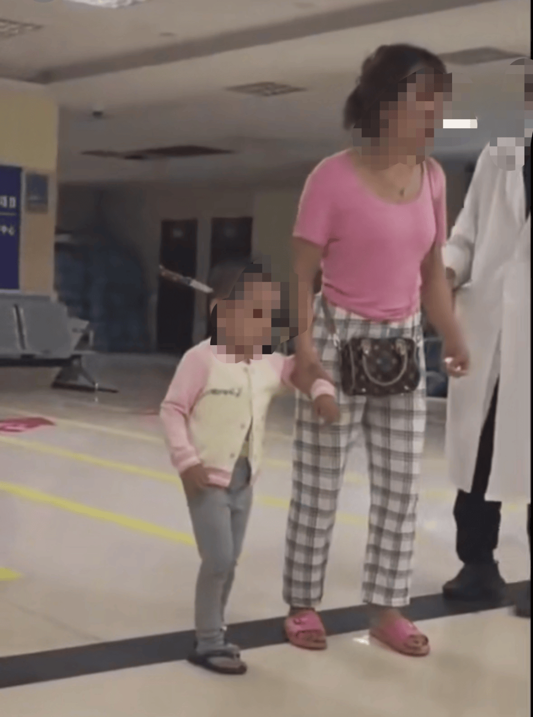 3岁女童头上插刀淡定就医，公安介入！受伤原因是……