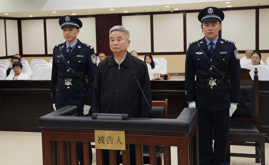 受贿数额特别巨大，并使国家和人民利益遭受特别重大损失，楼文龙被判无期！