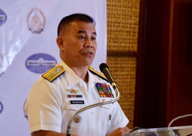 看见中国拖船到场<strong></p>
<p>蒲币</strong>，菲律宾又划新红线，不许中方登上“坐滩”军舰